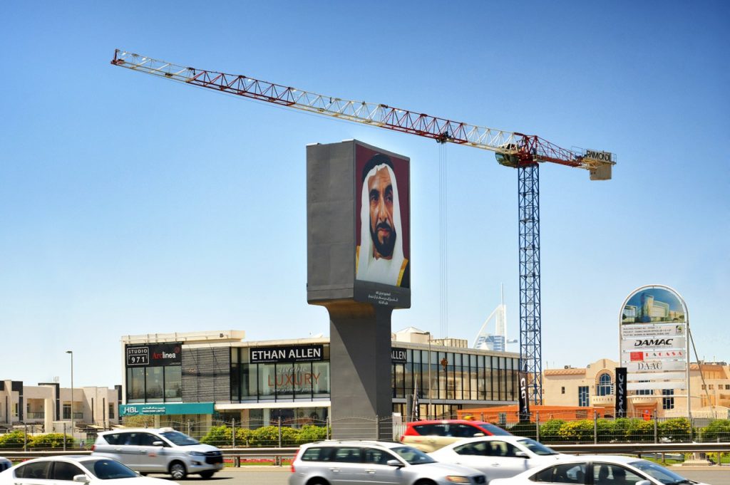Raimondi installs tower crane near Dubai’s busiest freeway