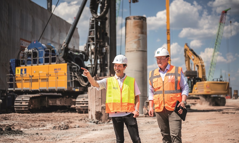 International News: Bauer locks down the Main-Danube Canal